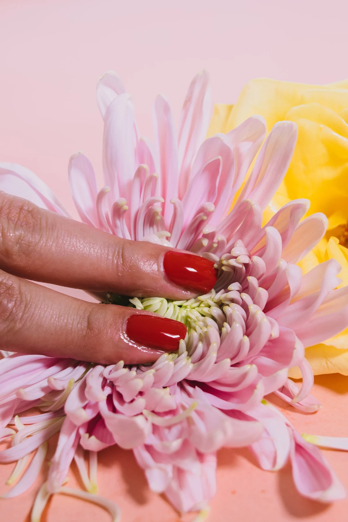 Rode nagels en bloemen